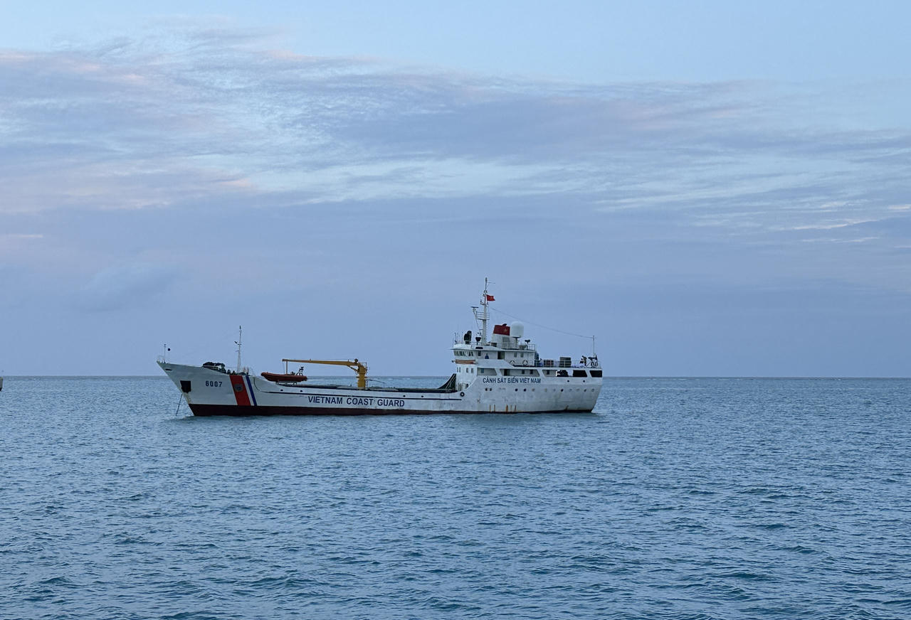 Tàu Cảnh sát biển 6007 (Hải đoàn 32, Bộ Tư lệnh Vùng Cảnh sát biển 3) đang làm nhiệm vụ tại vùng biển Đặc khu Trường Sa.