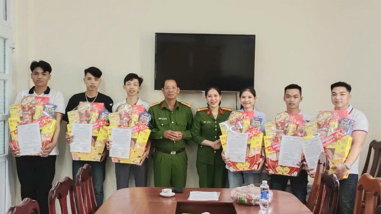 Công an phường An Xuyên trao Quyết định gọi công dân nhập ngũ cho các thanh niên trúng tuyển nghĩa vụ quân sự tham gia Công an nhân dân năm 2026, trong đó có em Nguyễn Nhã Linh (người thứ ba từ phải sang).