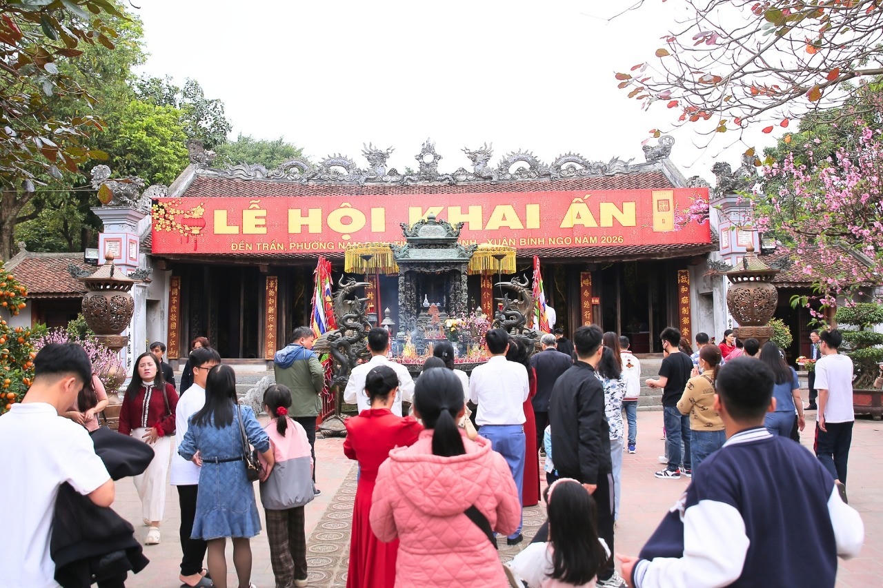 Người dân và du khách dâng hương tại đền trần trong ngày mùng 1 Tết Bính Ngọ 2026