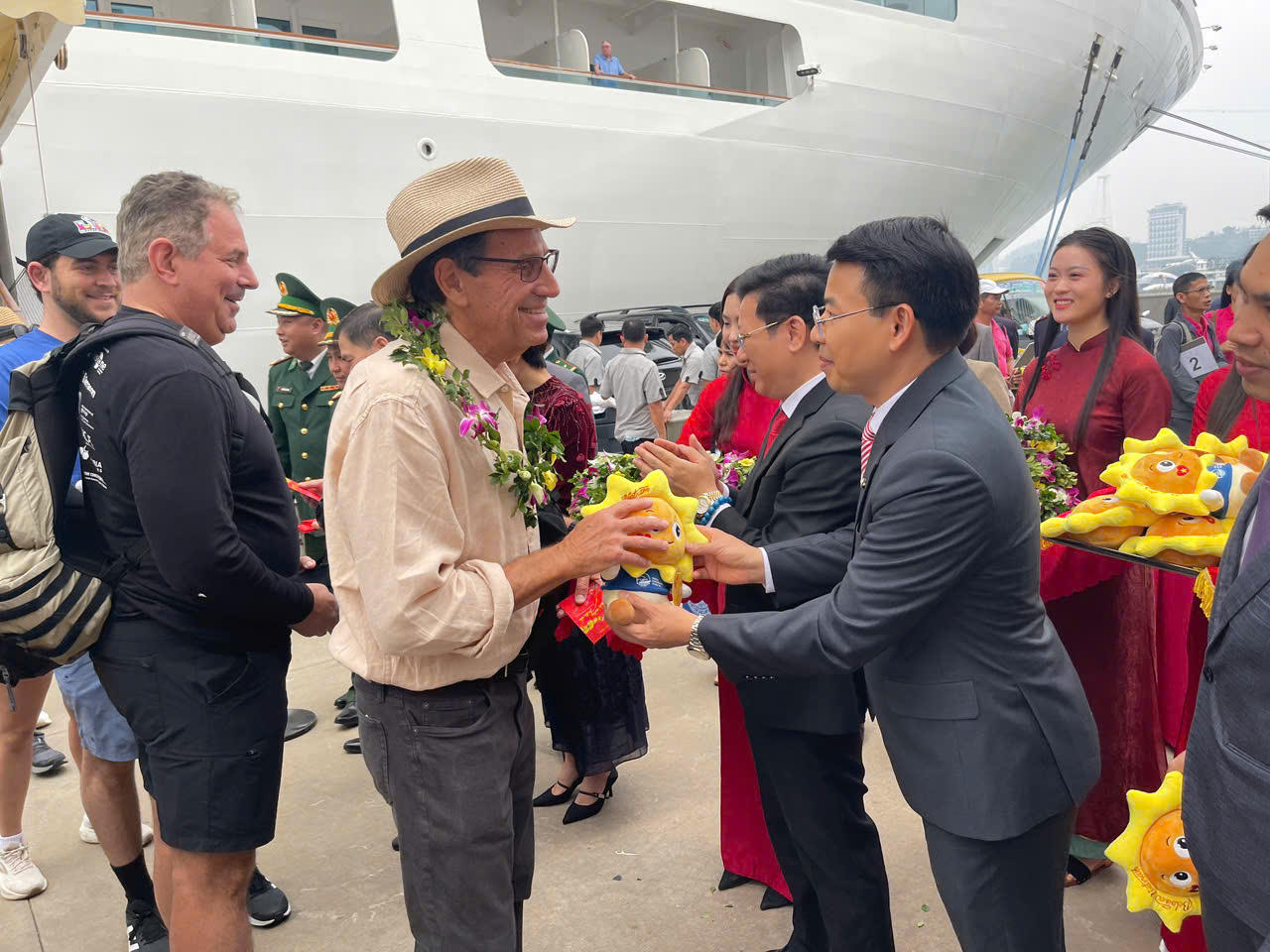 Hàng ngàn du khách tàu biển quốc tế đến Quảng Ninh “xông đất” ngày 1 Tết