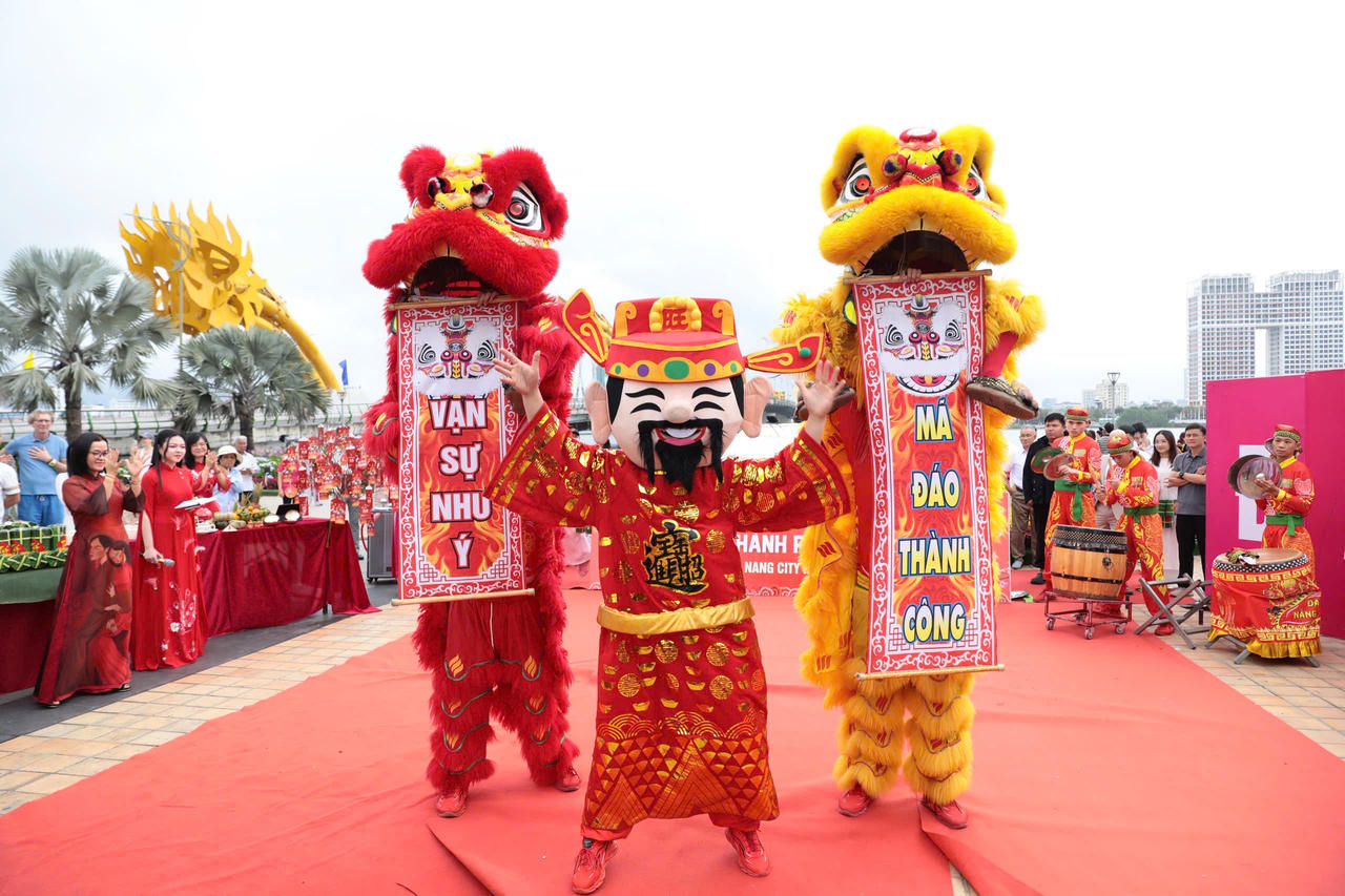 Đà Nẵng tưng bừng đón du khách “xông đất” đầu năm Bính Ngọ 2026