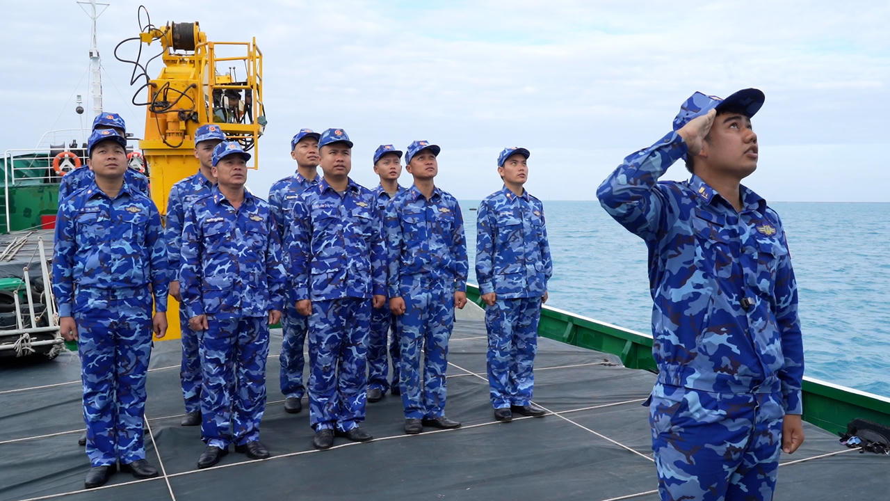 Vững vàng dưới cờ Tổ quốc nơi biển trời Trường Sa