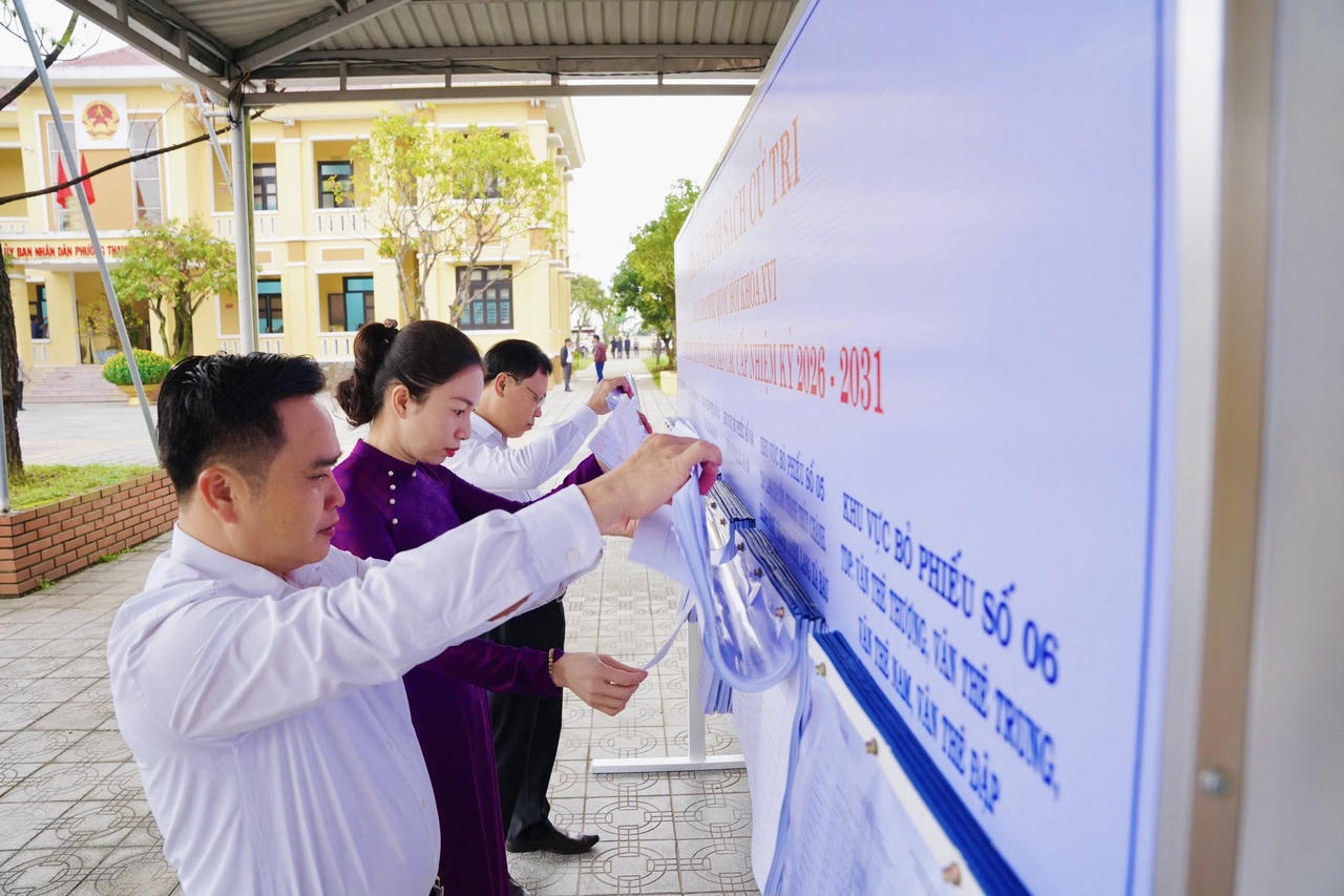 Kiểm tra công tác niêm yết danh sách cử tri cho cuộc bầu cử đại biểu Quốc hội khóa XVI tại phường Thanh Thủy