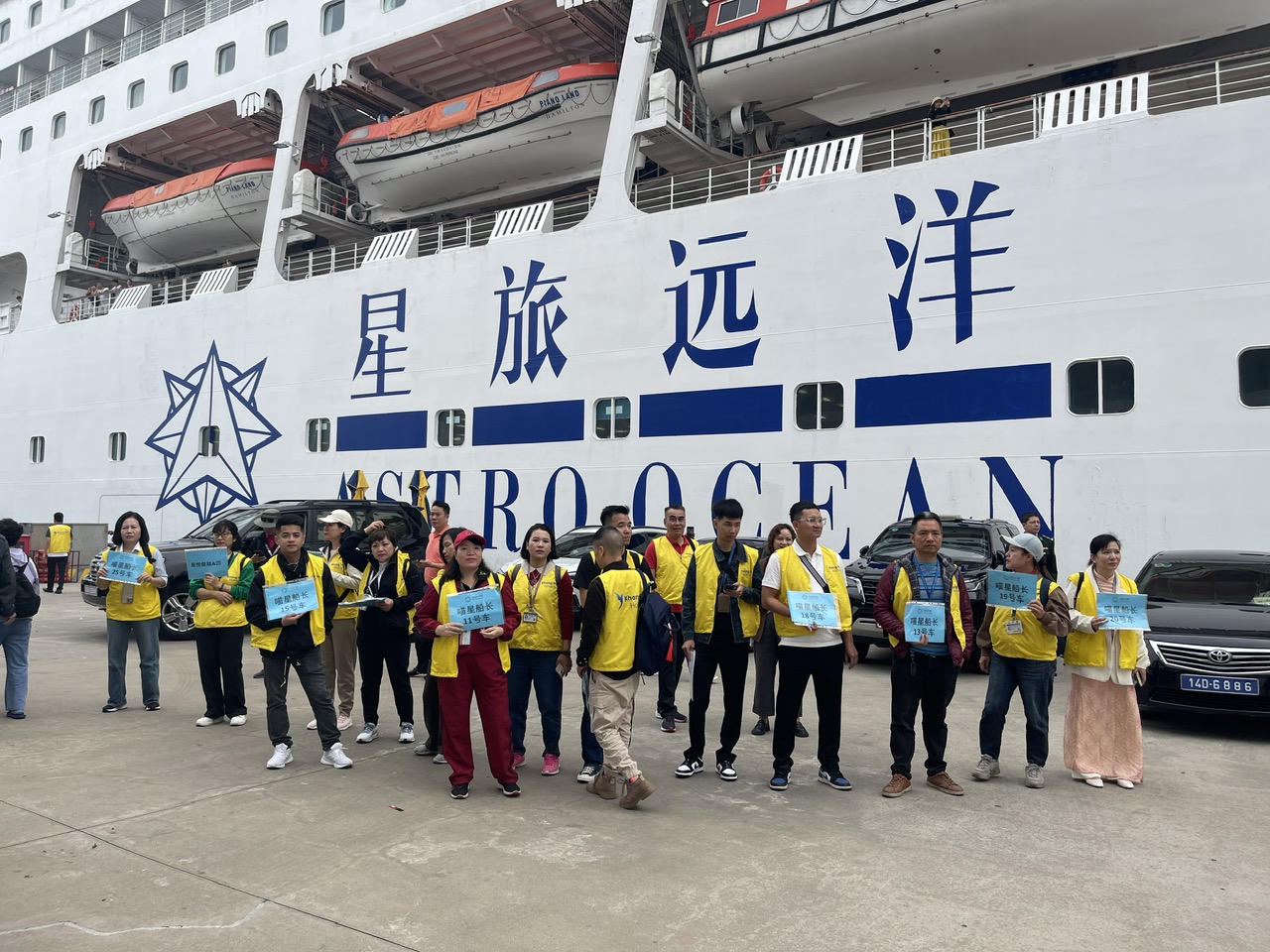 Hàng ngàn du khách tàu biển quốc tế đến Quảng Ninh “xông đất” ngày 1 Tết