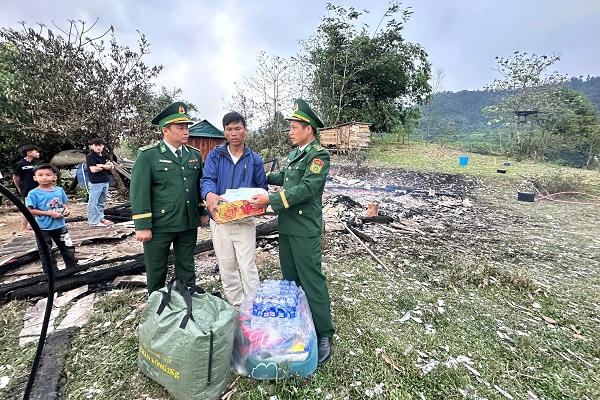 Biên phòng Quảng Trị hỗ trợ gia đình bị cháy nhà ở vùng biên