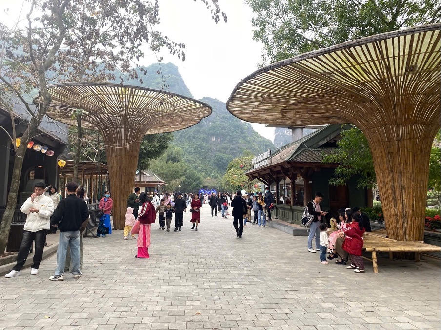 Tràng An lúc 9h sáng, trời hửng nắng đón trời xuân.