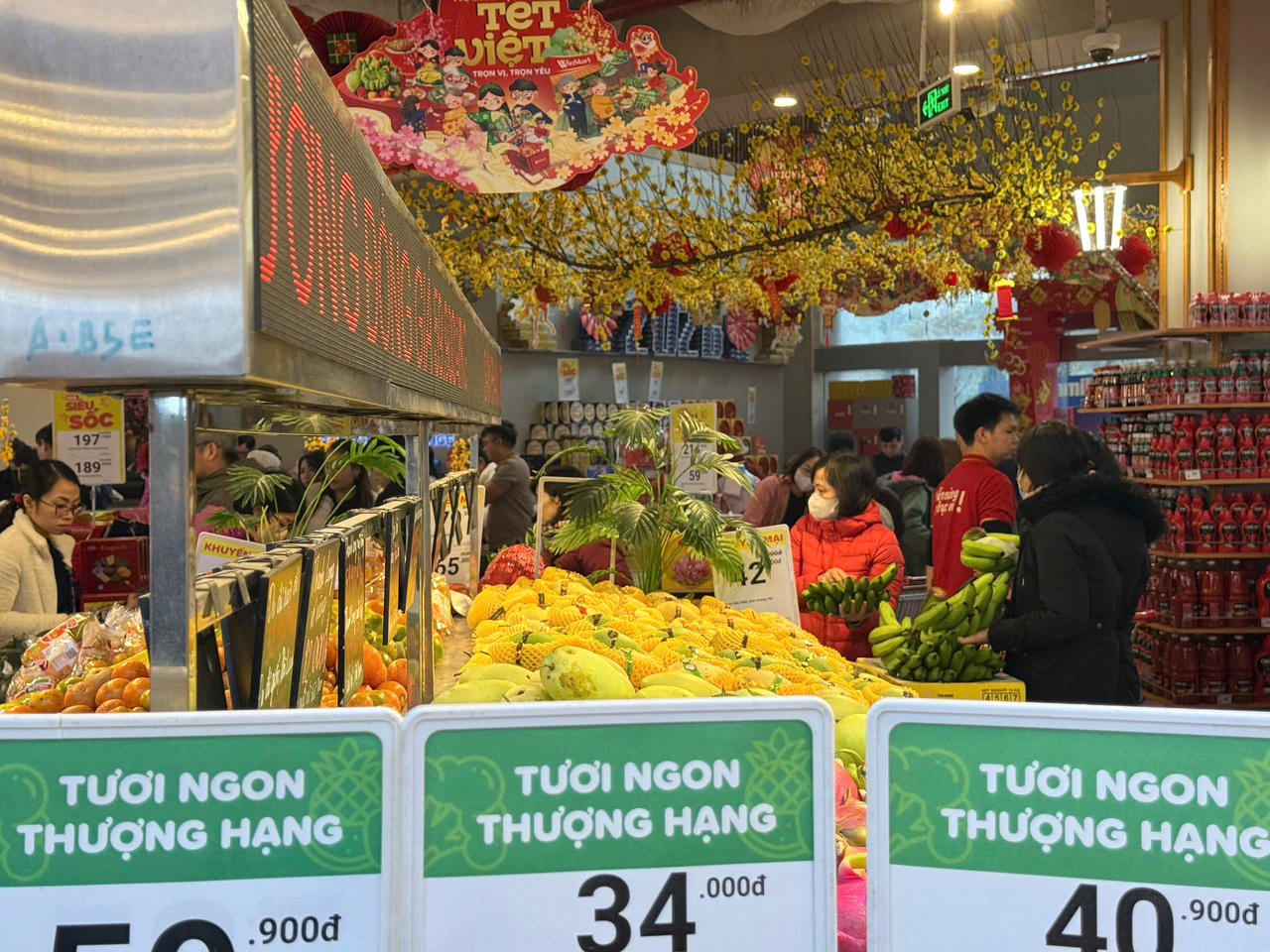 Thực phẩm tươi sống 'hút khách' mùng 2 Tết