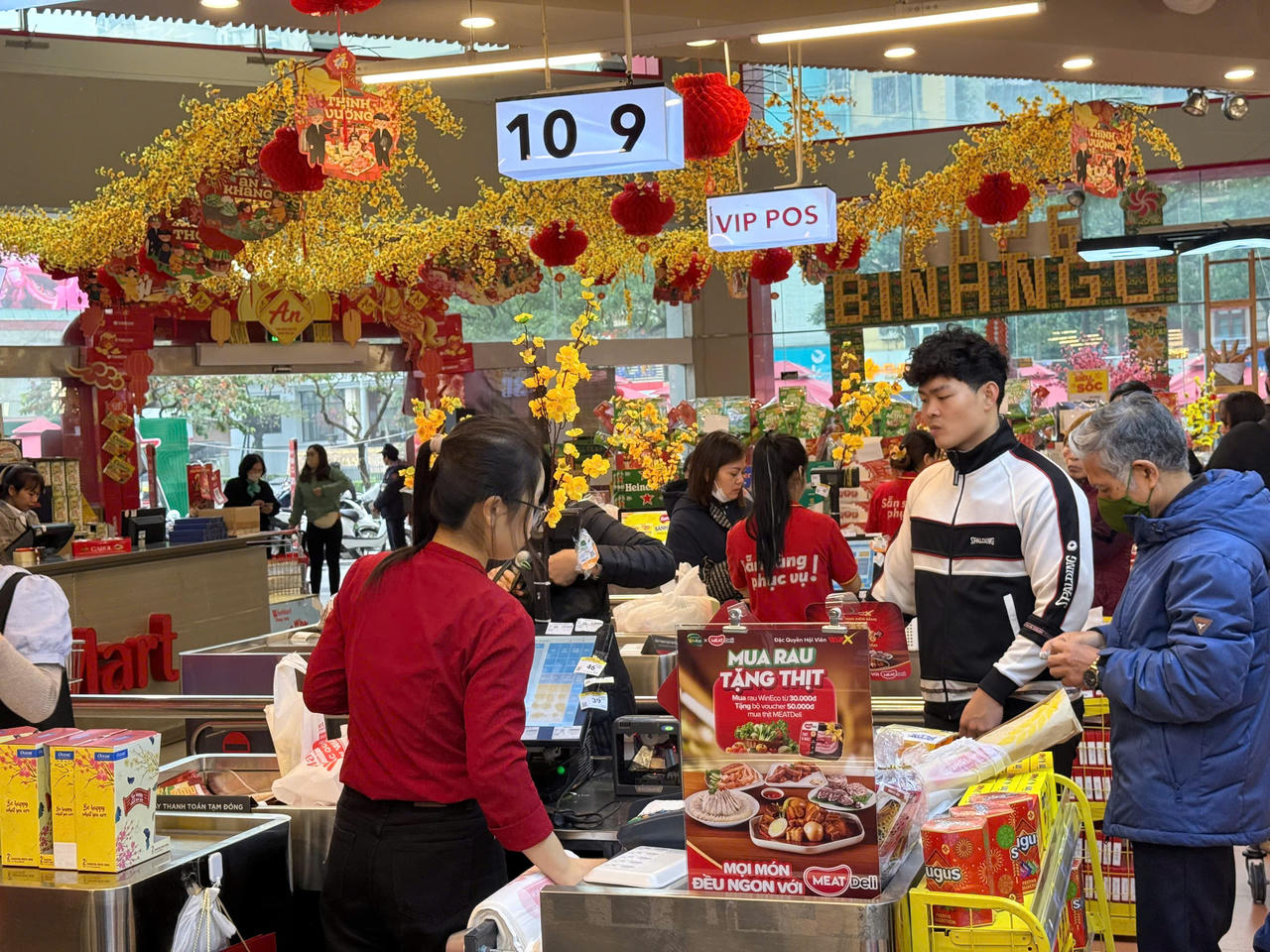 Trước Tết Nguyên đán, sức mua tăng mạnh từ 30-50% so với ngày thường, tập trung vào các mặt hàng bánh keọ, đồ khô... (Ảnh: Thanh Hà).