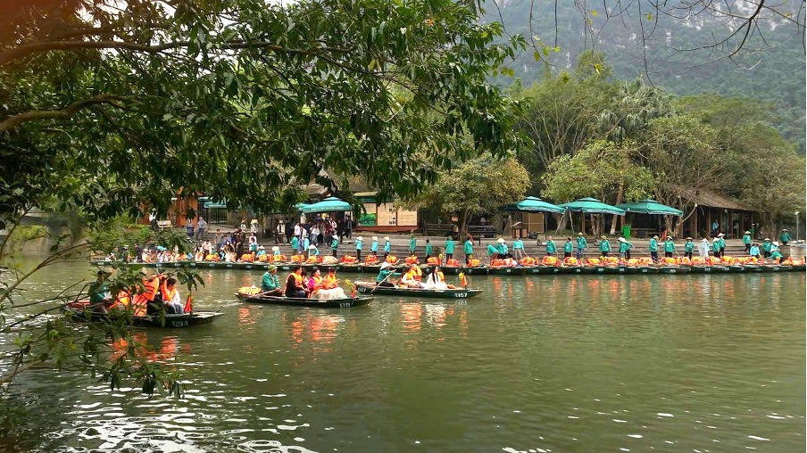 Dòng thuyền nối đuôi nhau xuất phát chuyến hành trình di sản.