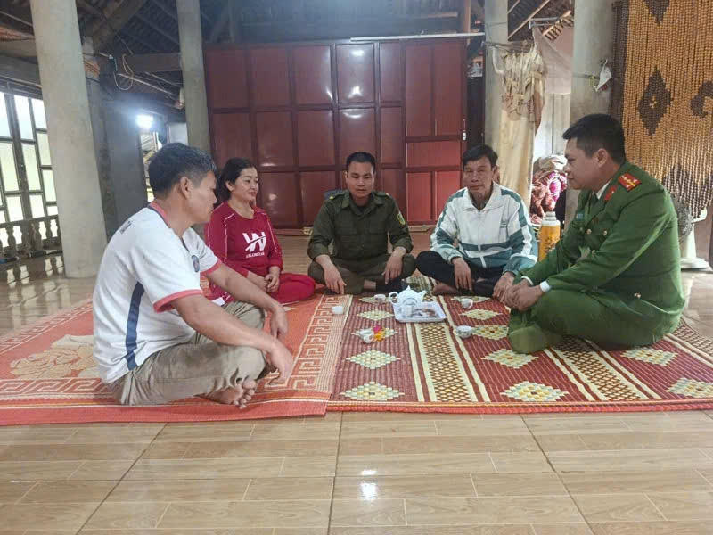 Công an xã Nguyệt Ấn trao đổi công việc với thành viên trong dòng họ Bùi thôn Môn Tía.