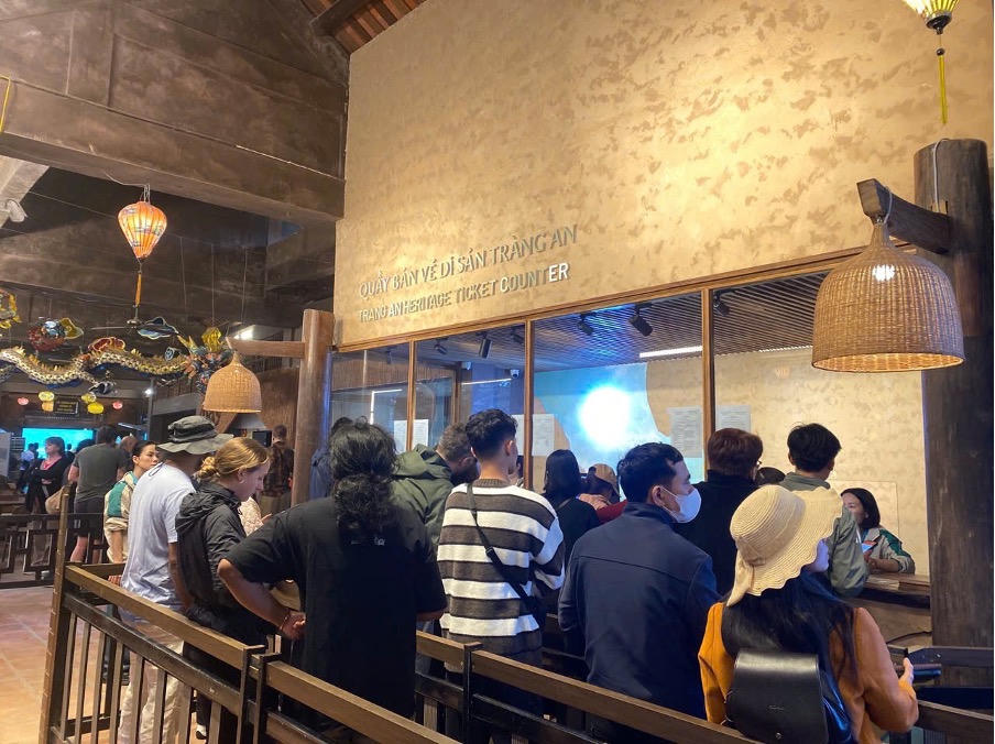 Du khách xếp hàng mua vé tại quầy.
