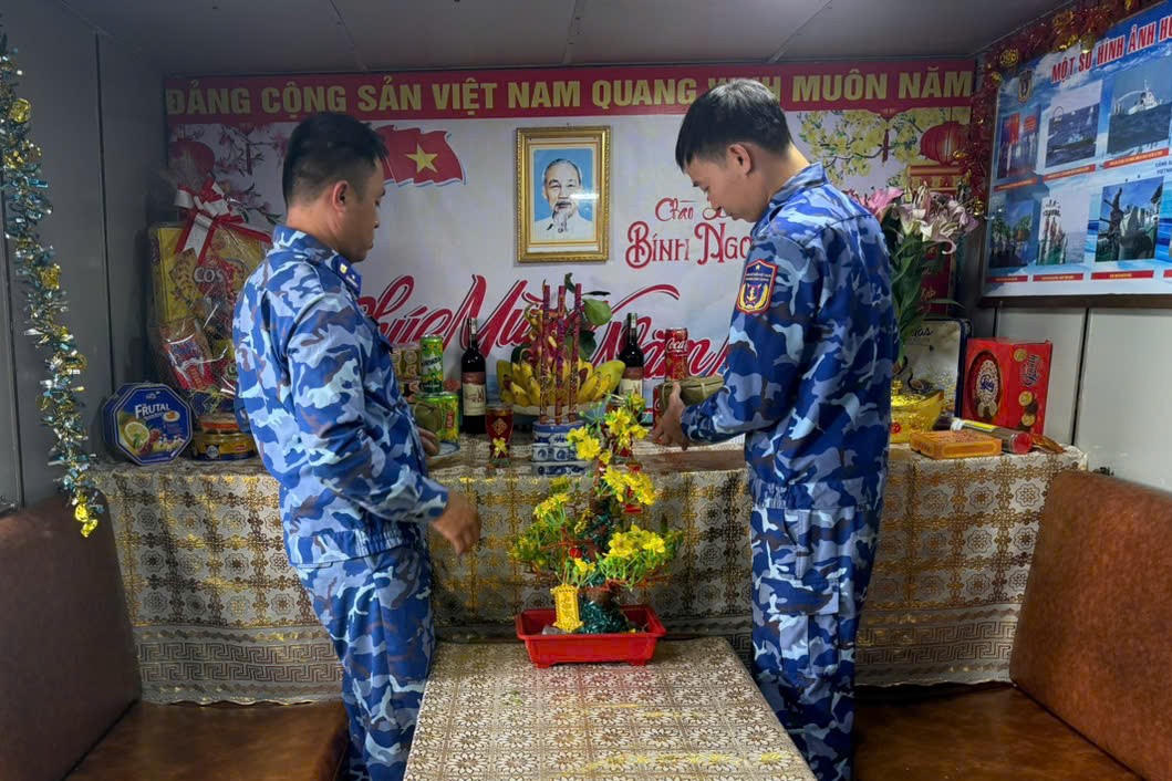 Cán bộ, chiến sĩ trang trí phòng đón xuân&nbsp;