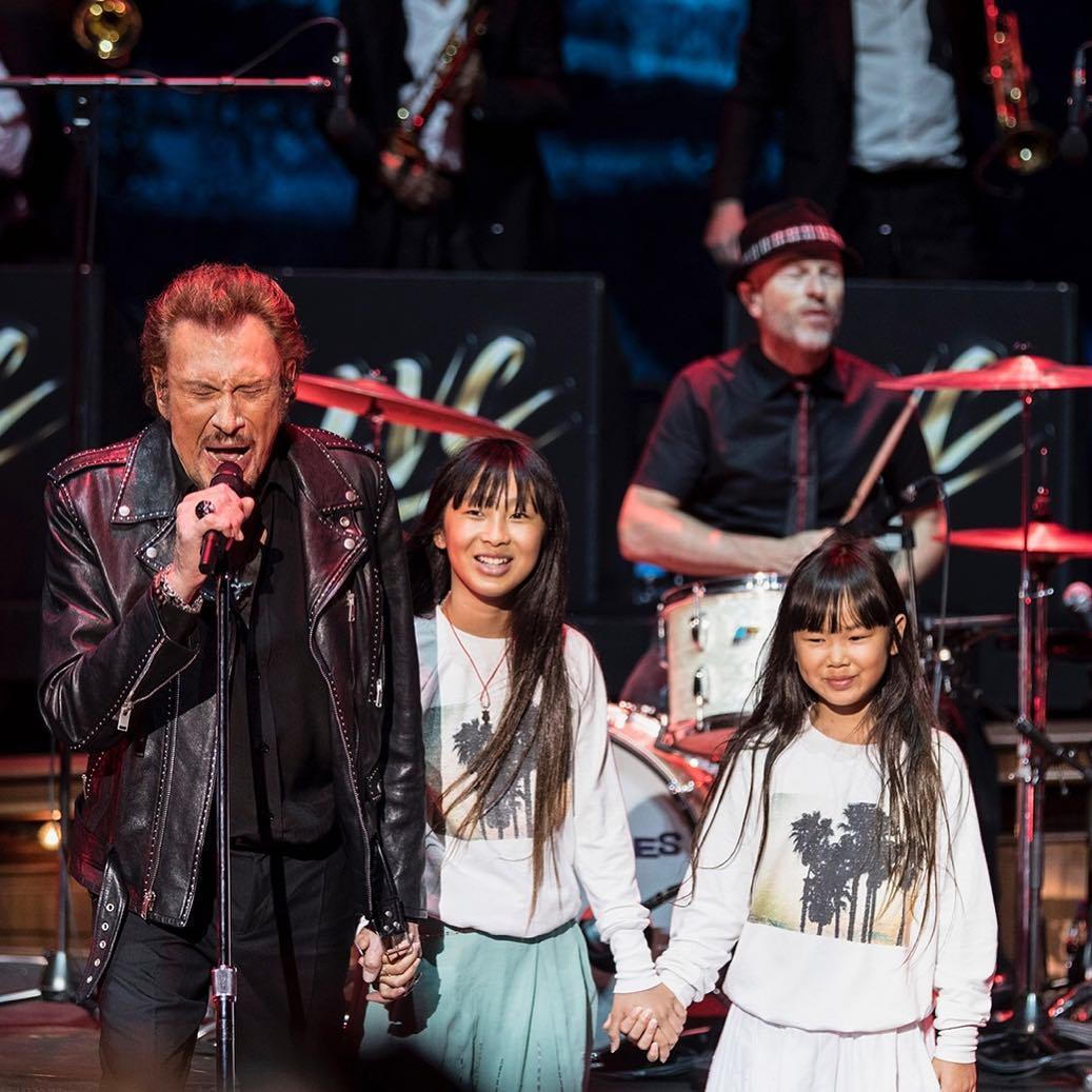 Bùi Thị Hoa và Mai Hương - con nuôi của huyền thoại nhạc rock người Pháp Johnny Hallyday.