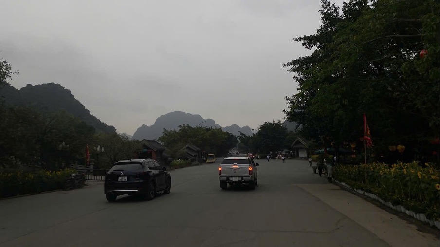 Tràng An lúc 8h sáng, trời còn âm u và mưa phùn rải rác.