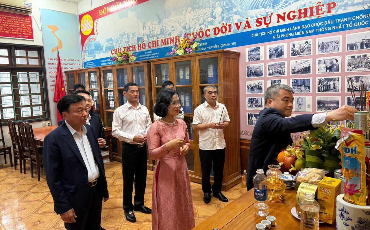 Thứ trưởng Bộ Tư pháp và Bộ Xây dựng dâng hương tại không gian trưng bày chuyên đề “Chủ tịch Hồ Chí Minh, Cuộc đời và sự nghiệp” trong khuôn khổ chương trình thăm, chúc Tết phường Bắc Gianh.