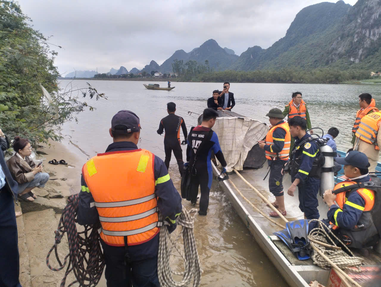Thợ lặn chuyên nghiệp được huy động tham gia tìm kiếm các nạn nhân trong điều kiện dòng chảy phức tạp.