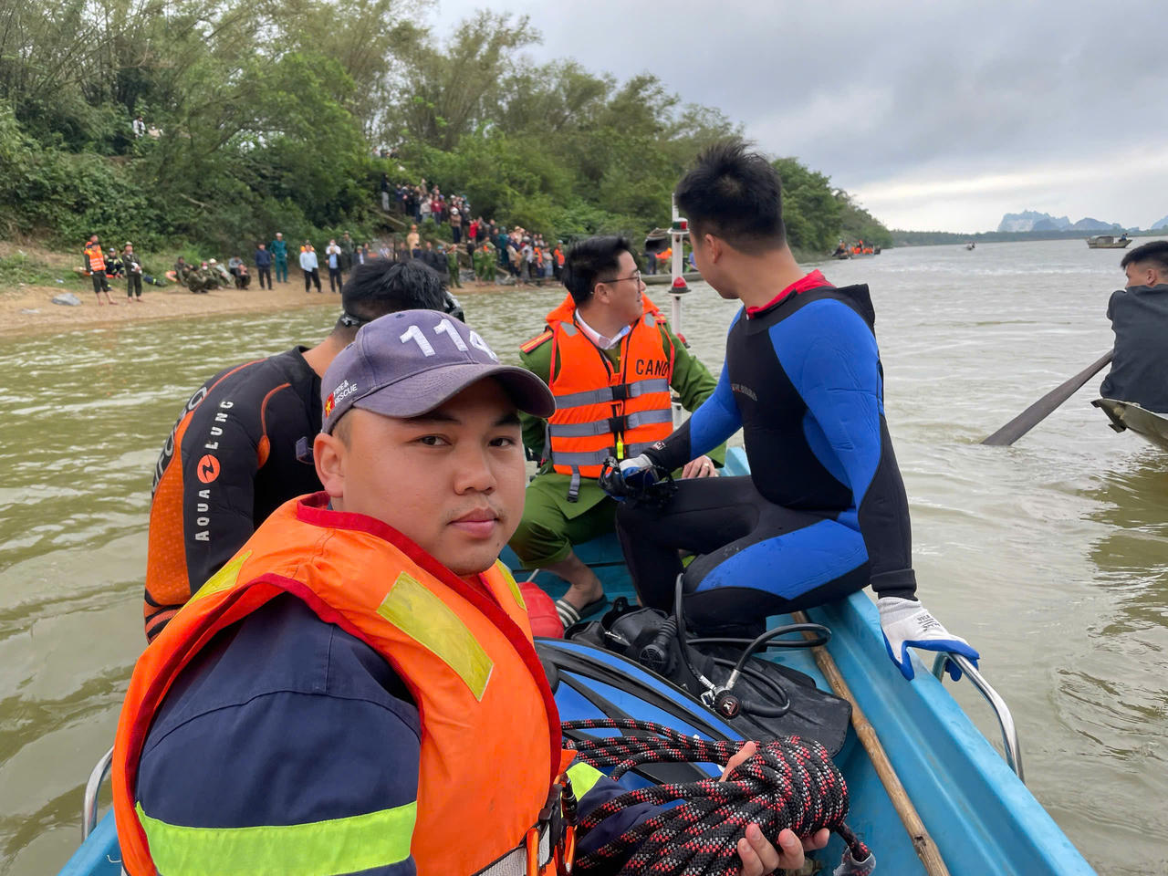 Lực lượng chức năng khoanh vùng khu vực, tổ chức tìm kiếm các nạn nhân mất tích cả trên mặt nước và dưới lòng sông.