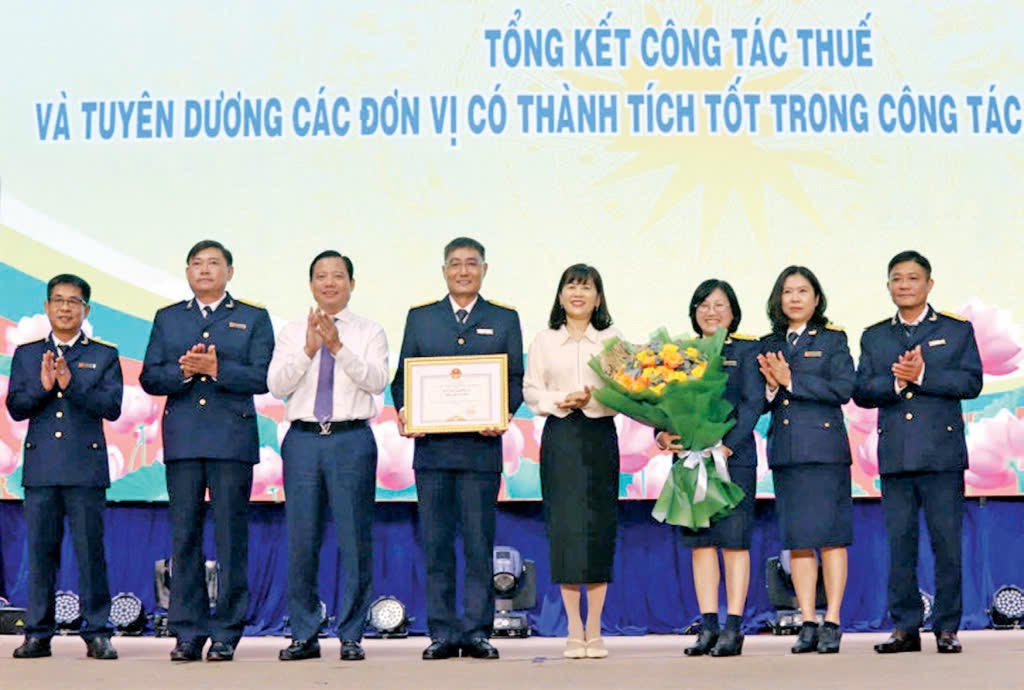 Lãnh đạo Thuế tỉnh nhận Bằng khen của Chủ tịch UBND tỉnh vì có thành tích xuất sắc trong công tác thu nộp ngân sách nhà nước năm 2025 (Ảnh: Quế Quyên - Đức Cảnh)