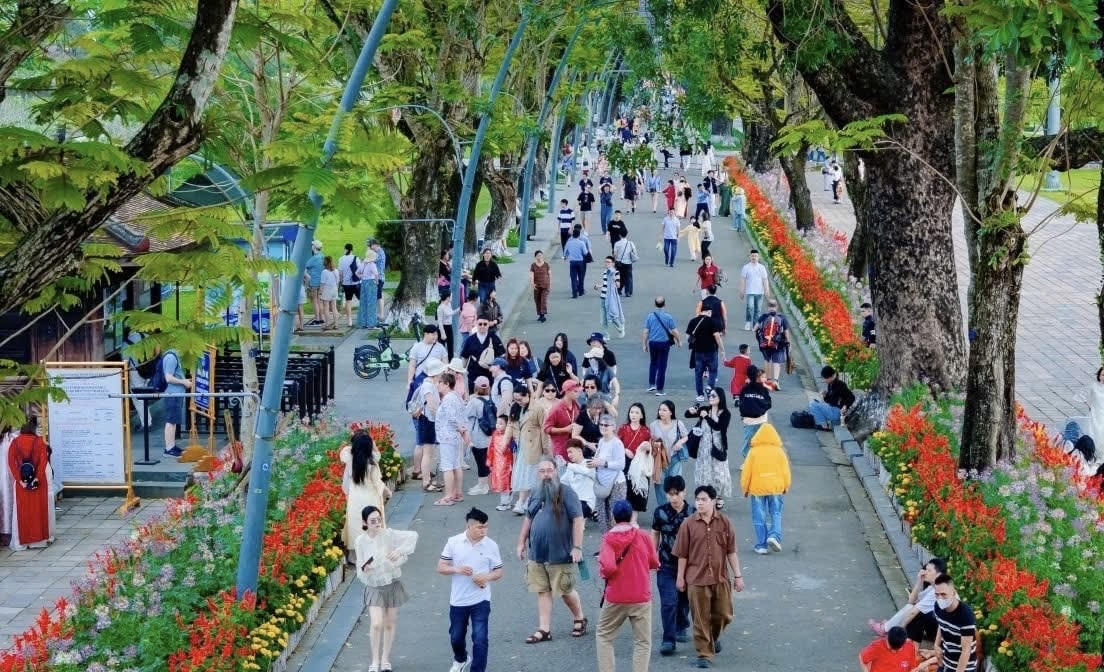 Không khí du xuân lan tỏa khắp Đại nội Huế, mở đầu năm mới khởi sắc cho du lịch Cố đô.