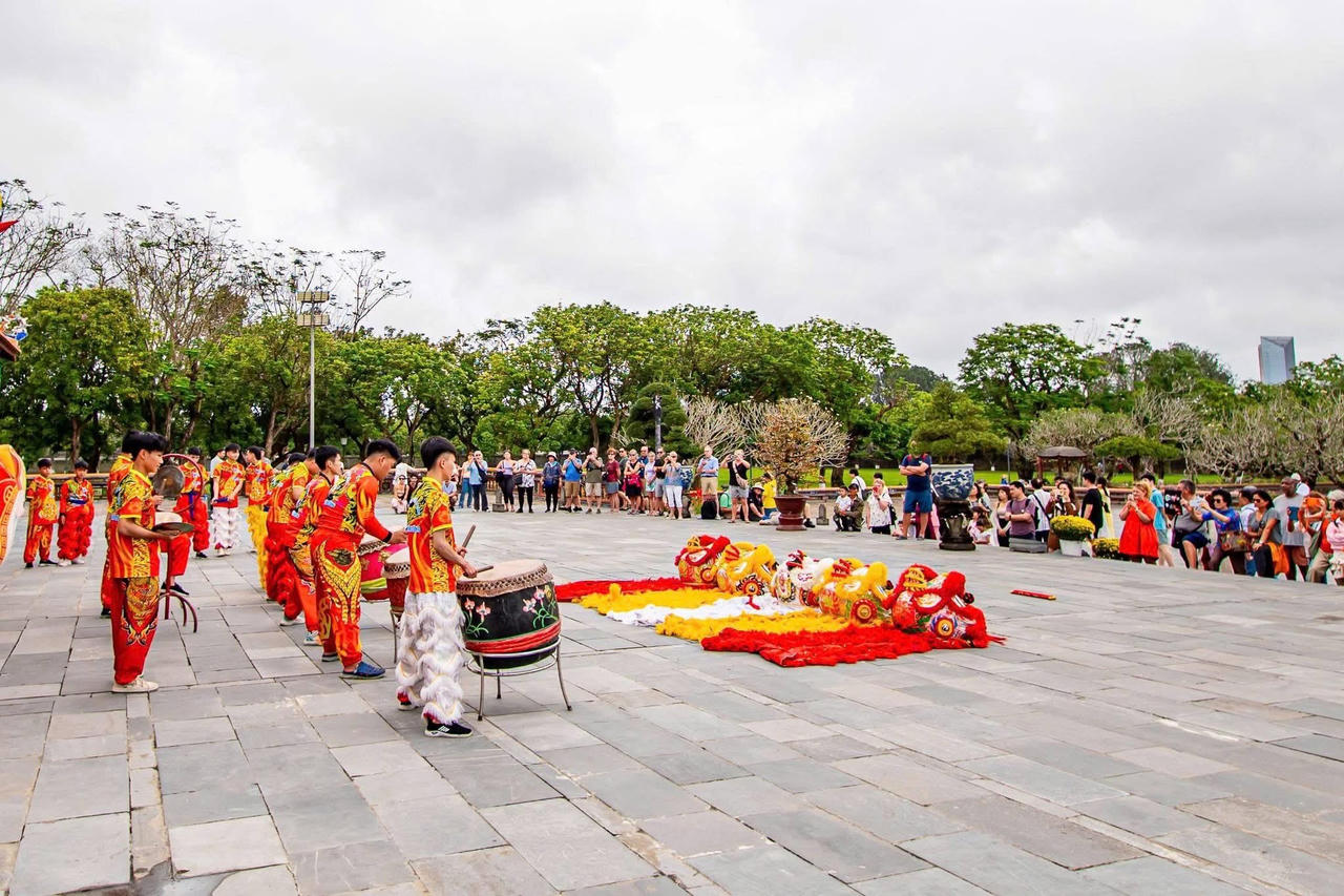 Chương trình biểu diễn Lân – Sư – Rồng trong hai ngày mùng 2 và mùng 3 Tết Bính Ngọ tại Đại nội Huế đã diễn ra sôi nổi, thu hút đông đảo du khách trong và ngoài nước.