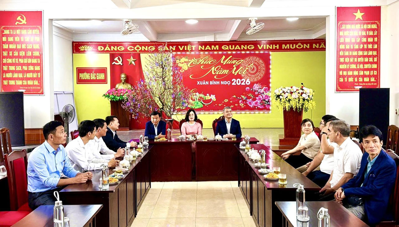 Quang cảnh buổi gặp mặt, chúc Tết giữa lãnh đạo Bộ Tư pháp, Bộ Xây dựng với cán bộ, lãnh đạo phường Bắc Gianh.