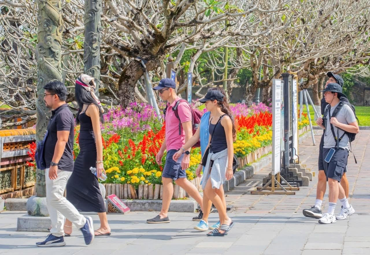 Khách nước ngoài thích thú trải nghiệm du xuân trong Đại nội Huế.