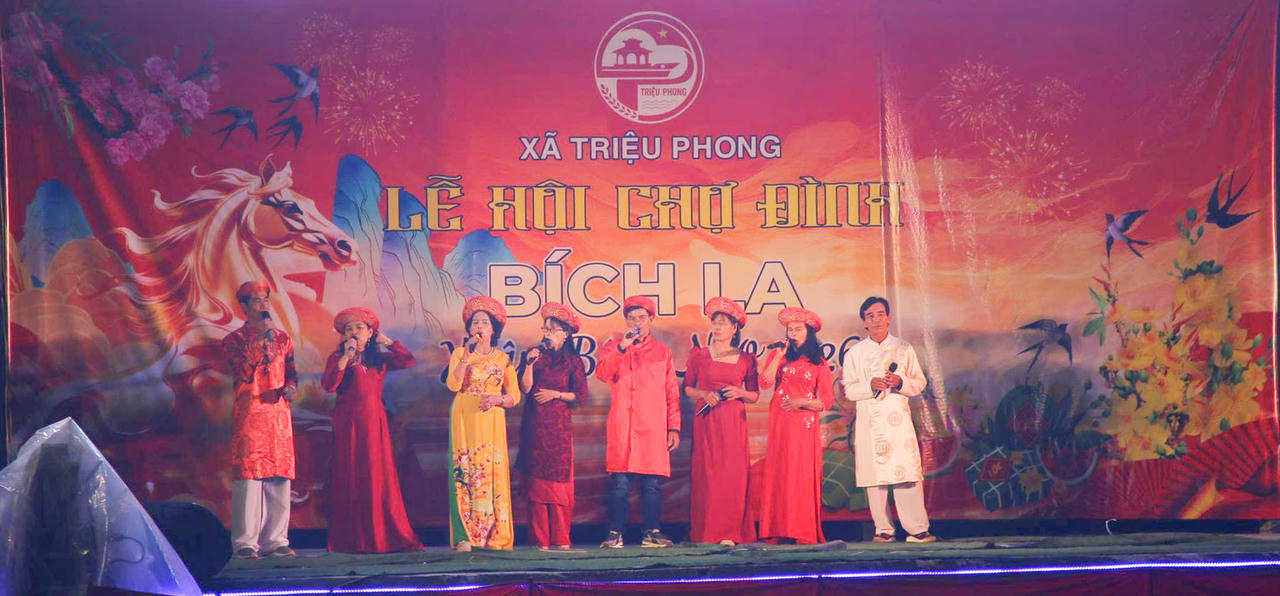 Chương trình giao lưu “Làng vui chơi, làng ca hát” tạo nên không khí đầm ấm.