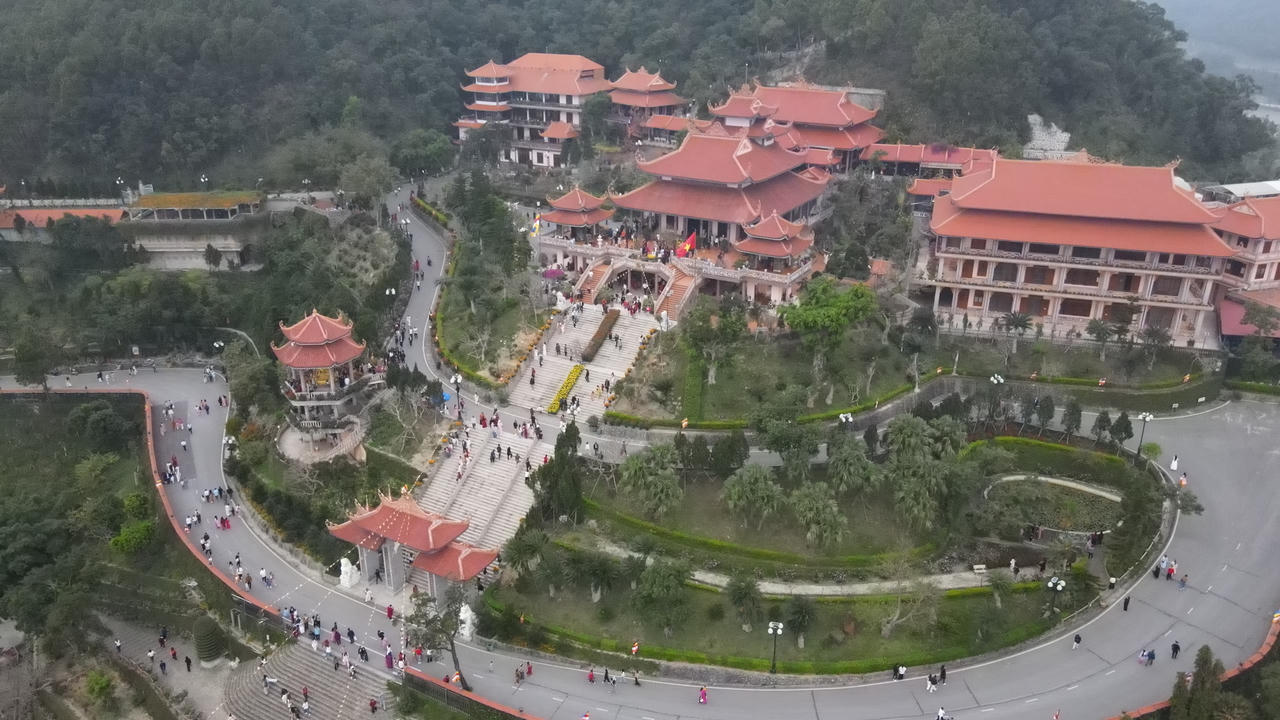 Nhiều điểm đến tại Quảng Ninh vẫn ghi nhận sức hút lớn với du khách như: khách tham quan chùa Cái Bầu ước đạt 25.000 lượt trong ngày mùng 3 Tết.