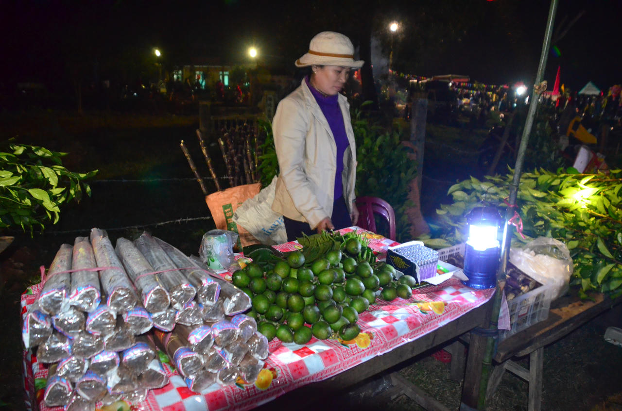 Người dân Bích La mang đến chợ những sản vật mộc mạc do chính tay mình làm ra.