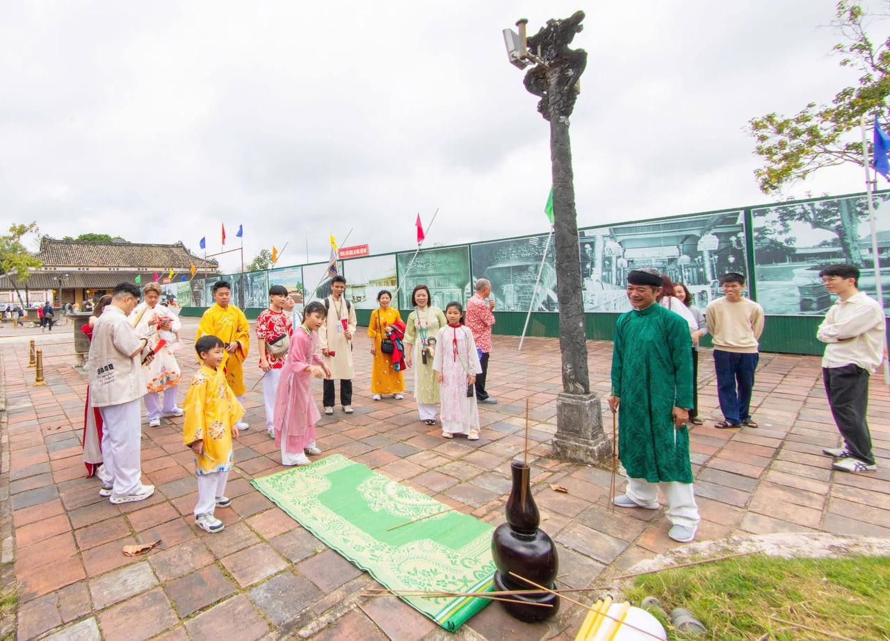 Du khách hào hứng tham gia trò chơi cung đình, dân gian trong khu di tích.