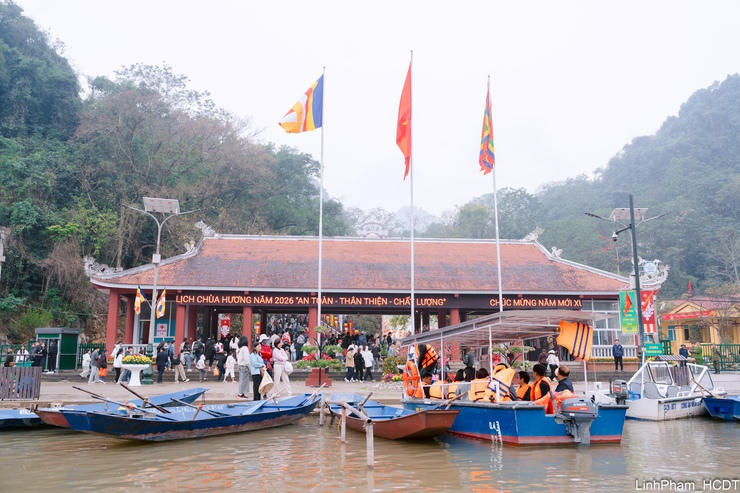 Các phương tiện đò trên suối Yến được trang bị đầy đủ áo phao, mã QR và thiết bị an toàn phục vụ du khách. (Ảnh: UBND TP Hà Nội)