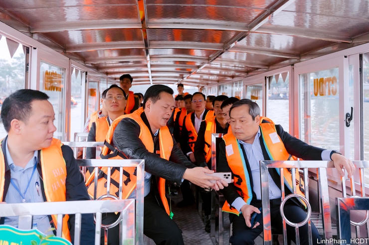 Đoàn công tác nghe lãnh đạo địa phương báo cáo phương án điều hành, bảo đảm an toàn lễ hội. (Ảnh: UBND TP Hà Nội)