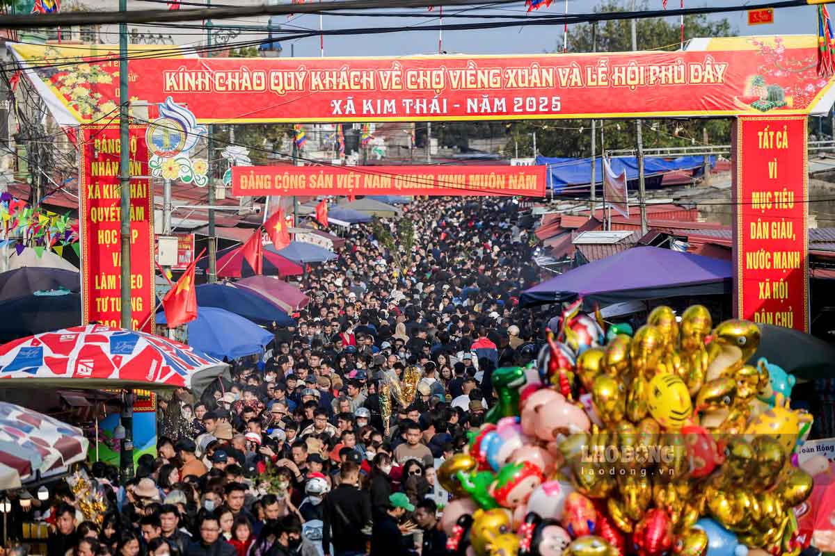 Biển người chen nhau vào chợ Viềng Phủ năm 2025.