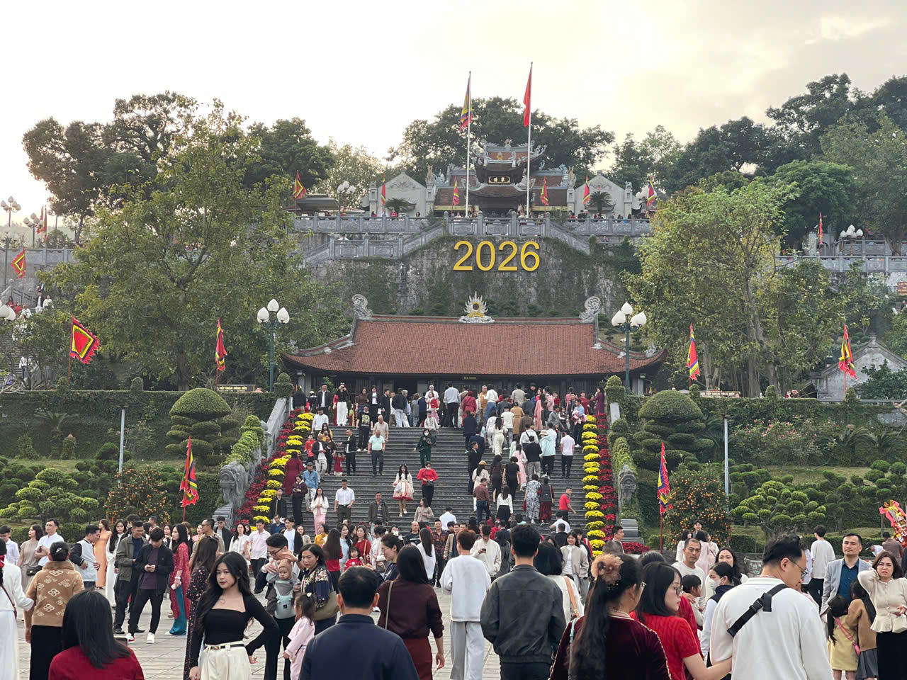 Thời tiết những ngày đầu năm mới thuận lợi, tạo điều kiện để người dân du xuân, lễ chùa.