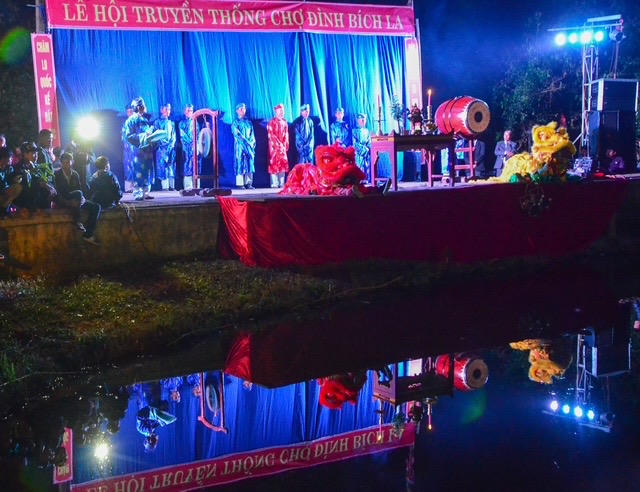 Phần lễ của Chợ Đình Bích La được tổ chức trang nghiêm.