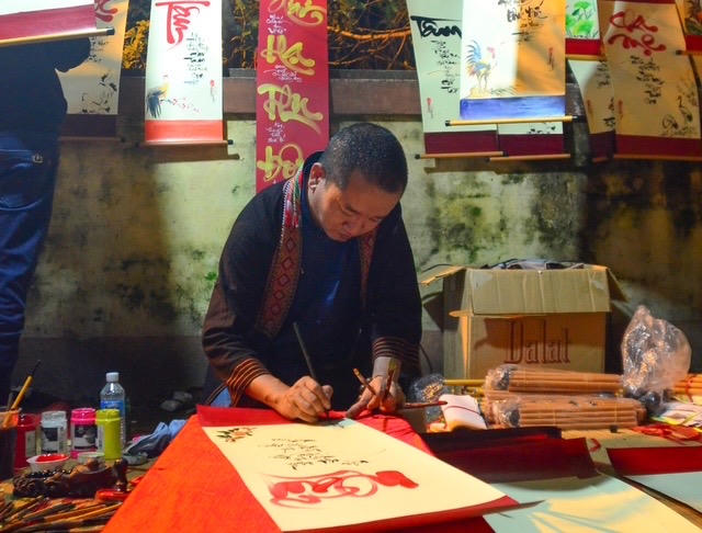 Song hành với phần lễ là phần hội rộn ràng sắc xuân.