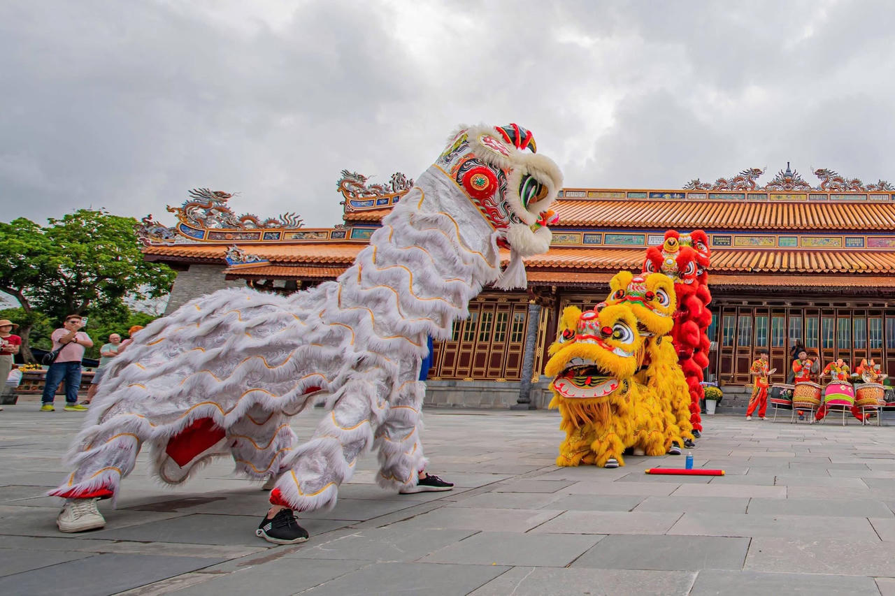 Những màn biểu diễn đặc sắc, rộn ràng tiếng trống hội đã góp phần làm phong phú thêm trải nghiệm của du khách.