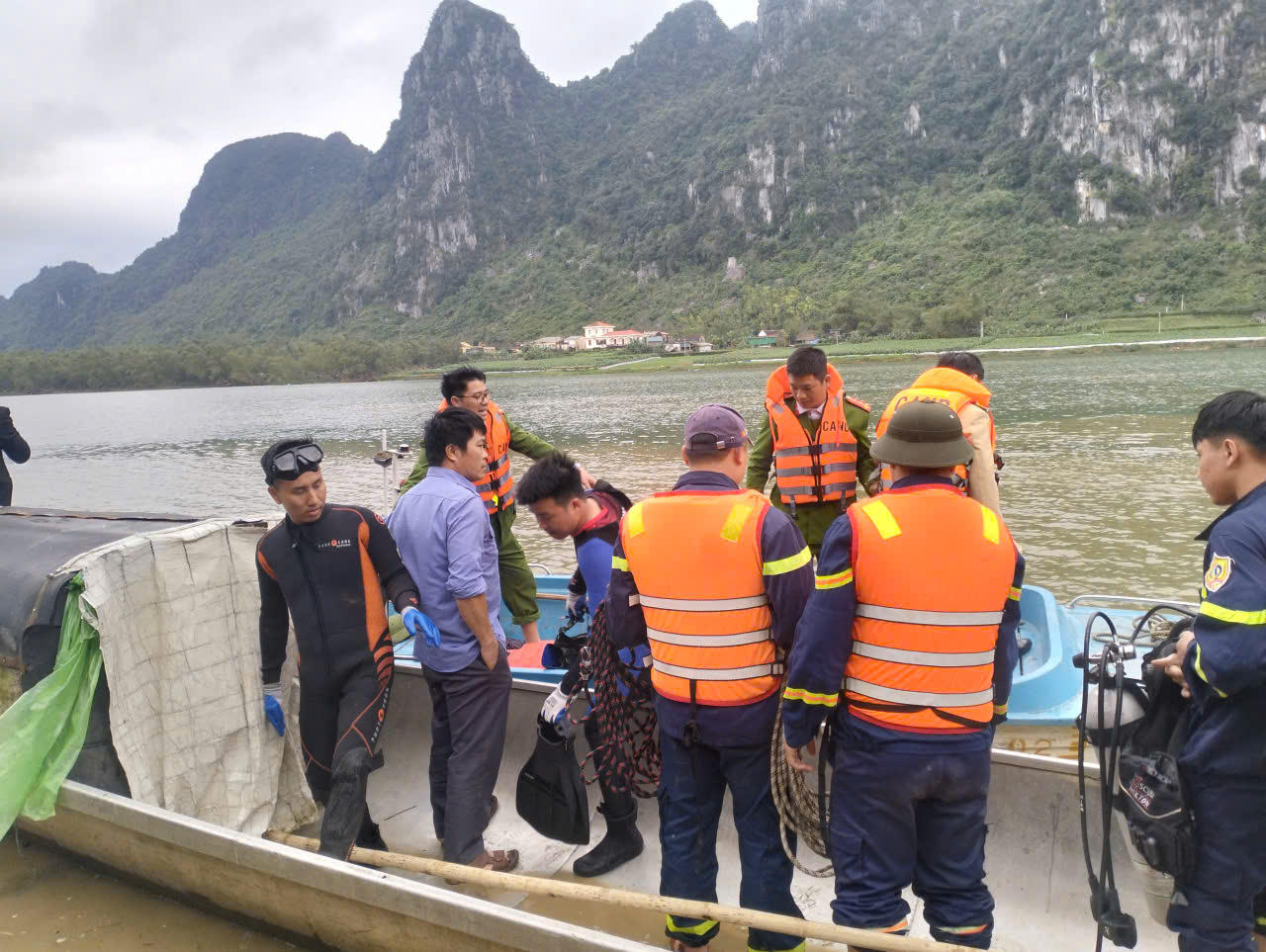 Lực lượng Cảnh sát PCCC và CNCH Công an tỉnh Quảng Trị triển khai phương tiện chuyên dụng tìm kiếm các nạn nhân mất tích trên sông Gianh.