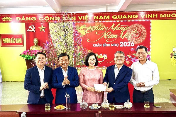 Thứ trưởng Bộ Tư pháp, Bộ Xây dựng thăm, chúc Tết phường Bắc Gianh (Quảng Trị)