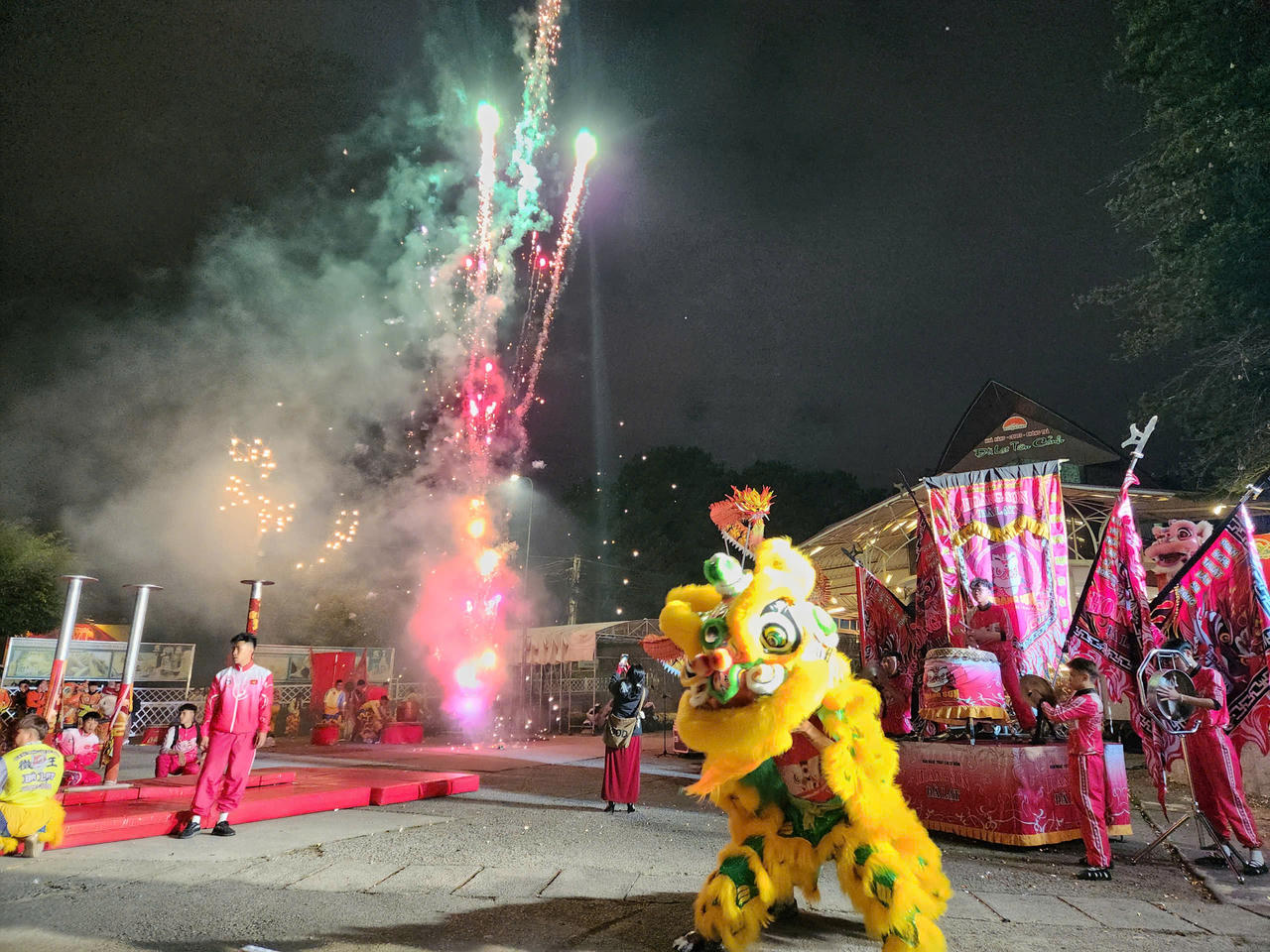 Hình tượng Lân tượng trưng cho điềm lành và phúc lộc, Sư thể hiện sức mạnh, Rồng biểu trưng cho trí tuệ và khát vọng vươn lên.