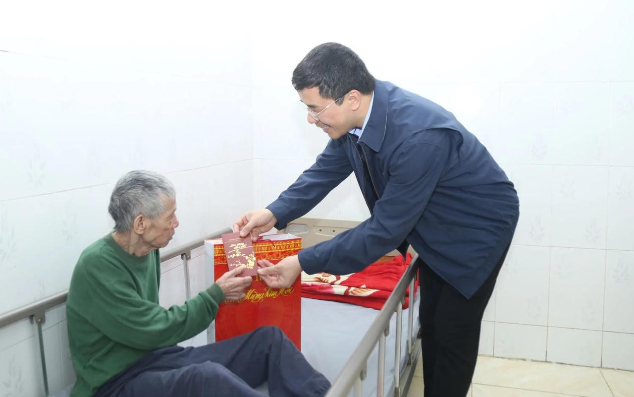 Phó Bí thư Thường trực Tỉnh ủy Thanh Hóa Nguyễn Hồng Phong thăm, tặng quà người có công đang được chăm sóc tại Trung tâm Nuôi dưỡng, điều dưỡng người có công Thanh Hóa.