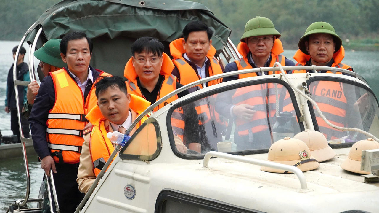 Bí thư Tỉnh ủy Nguyễn Văn Phương trực tiếp chỉ đạo công tác tìm kiếm nạn nhân mất tích.