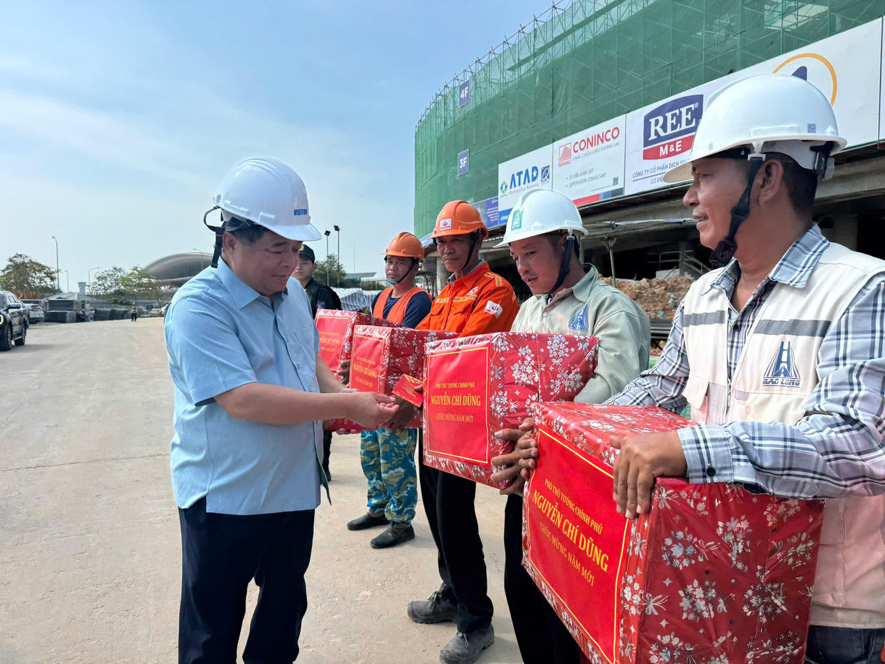 Phó thủ tướng Nguyễn Chí Dũng thăm và tặng quà cho công nhân làm dự án APEC 2027 Phú Quốc trong dịp Tết&nbsp;&nbsp;