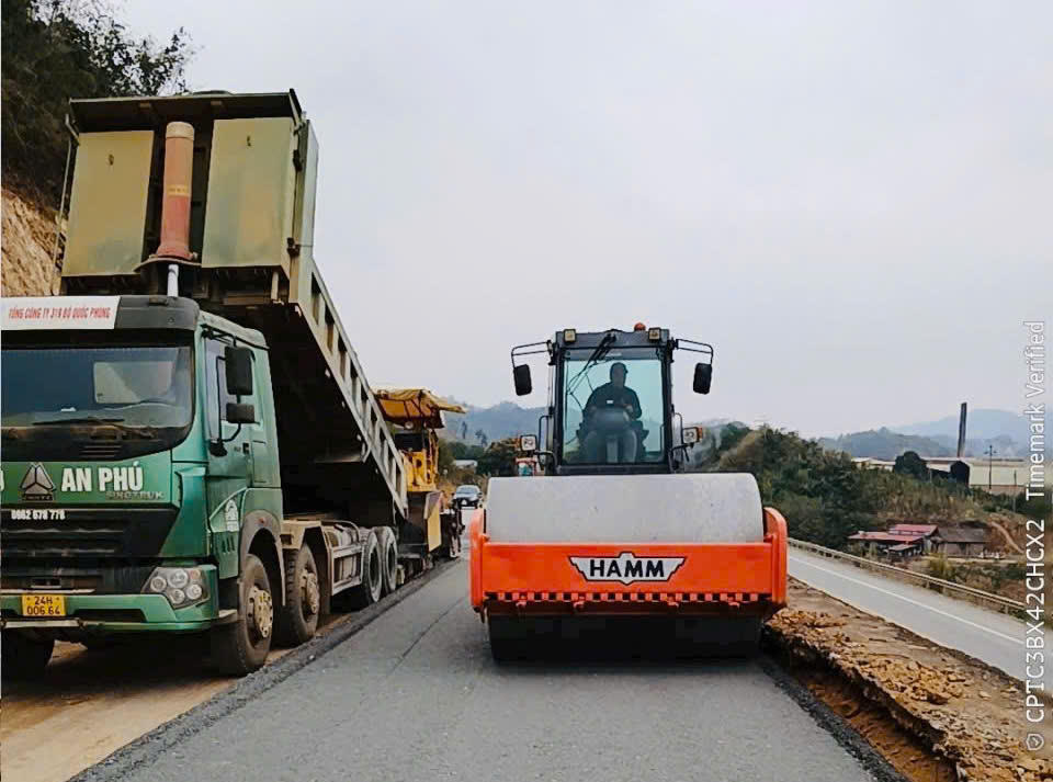 Lãnh đạo VEC kiểm tra hiện trường, động viên lực lượng thi công "xuyên tết" tuyến cao tốc Nội Bài - Lào Cai