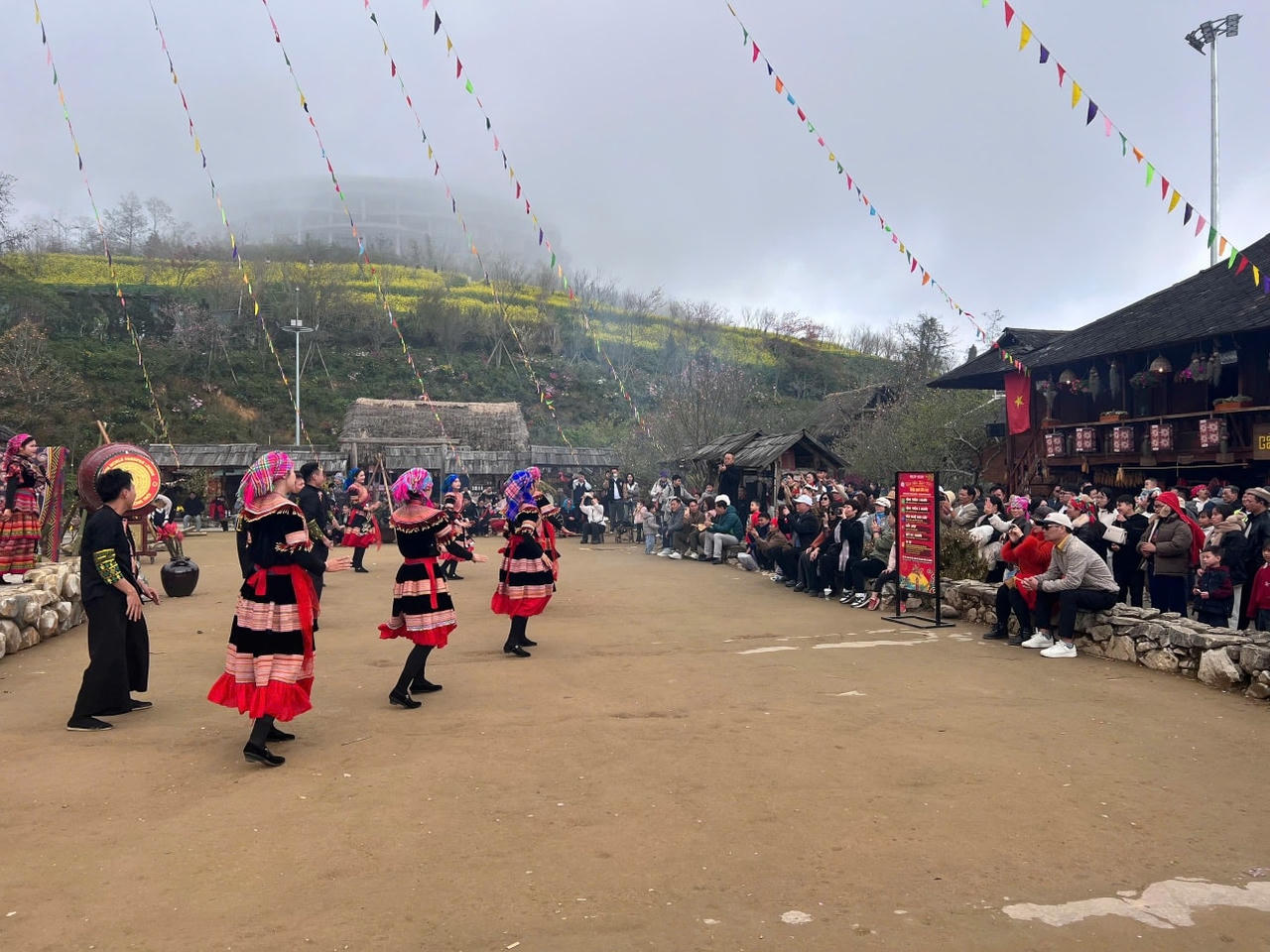 Không khí rộn ràng, sôi động, góp phần gia tăng trải nghiệm cho du khách.