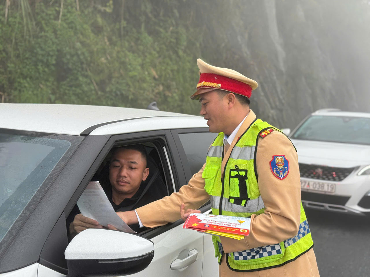 Cảnh sát giao thông tuyên truyền, khuyến cáo lái xe lưu thông an toàn.