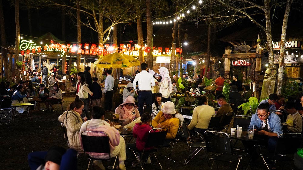 Du khách tham gia chợ đêm Măng Đen, Quảng Ngãi trong ngày mùng 3 Tết.