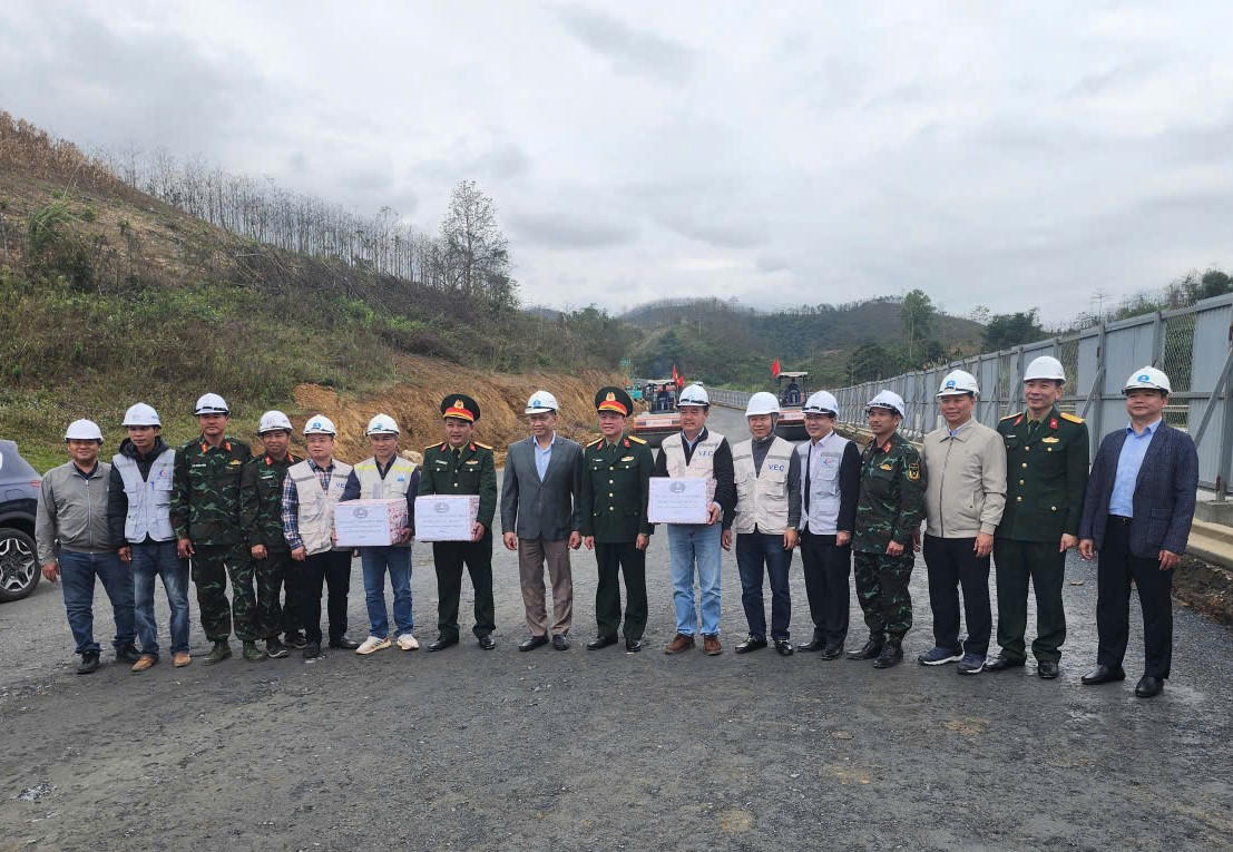 Lãnh đạo VEC&nbsp;trao tặng những phần quà Tết ý nghĩa cho&nbsp;cán bộ, công nhân viên