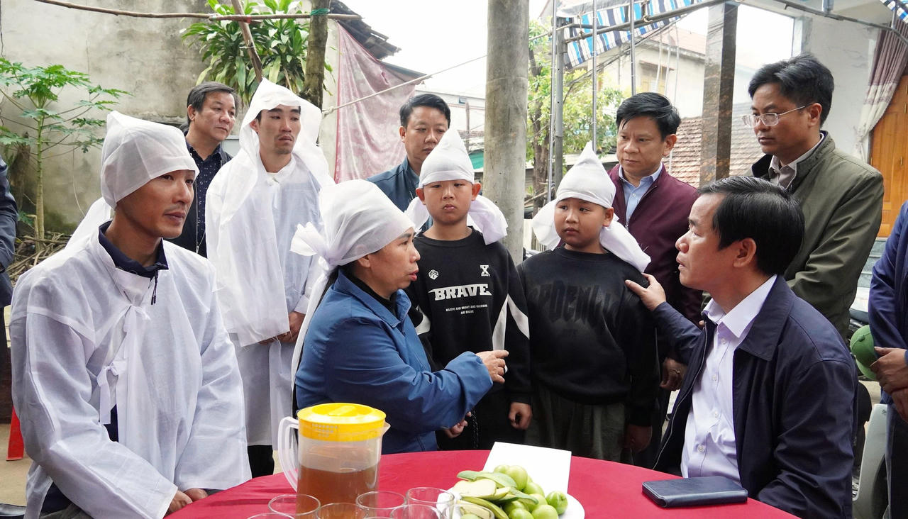 Bí thư Tỉnh ủy Nguyễn Văn Phương chia sẻ nỗi đau, mất mát với gia đình nạn nhân.