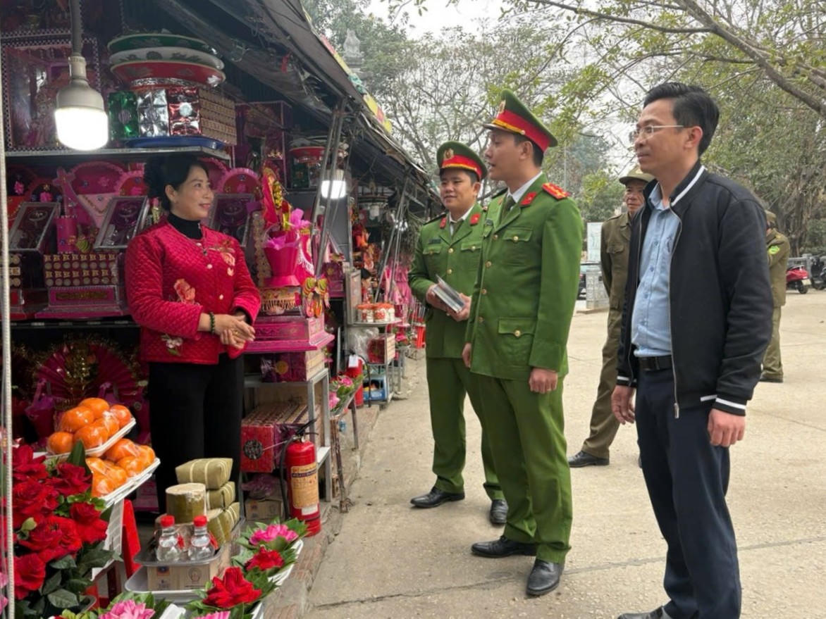 Lực lượng chức năng tuyên truyền cho các cơ sở kinh doanh về bảo đảm an ninh trật tự và PCCC tại các điểm lễ hội.